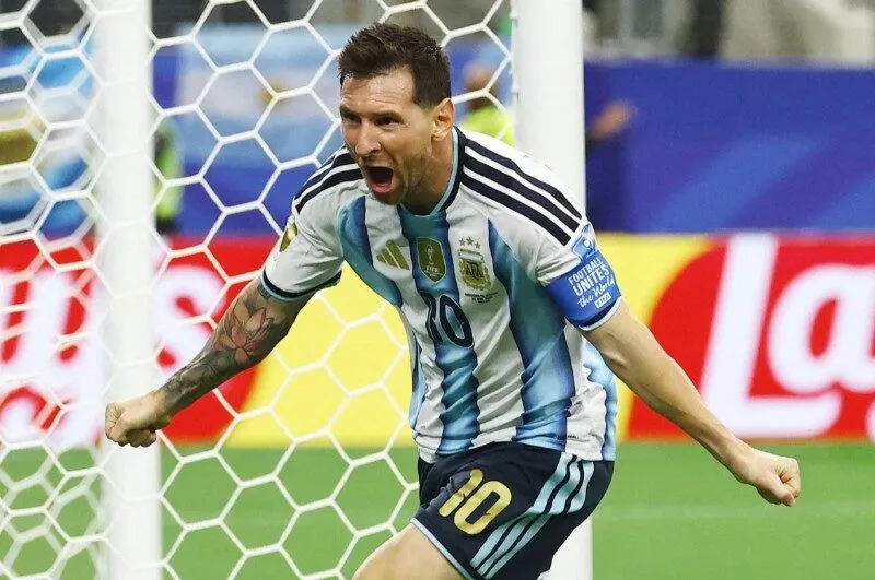 Messi ghi cú đúp vào lưới Áo