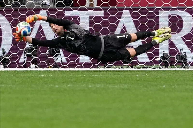 Thủ môn Kobel trở thành người hùng chiến thắng